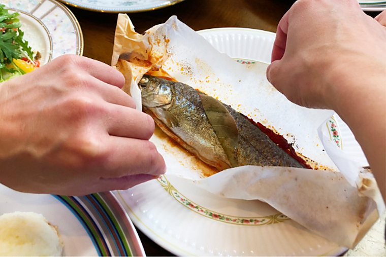 紙包みの魚料理