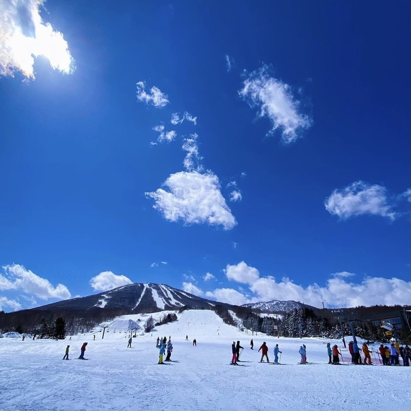 安比高原スキー場のゲレンデと前森山